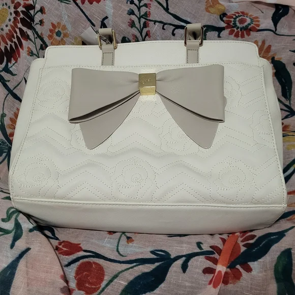 Rose Pattern Stitched White Betsey Johnson Bag w/ Grey Bow and Rose Pochette GUC - Picture 1 of 3